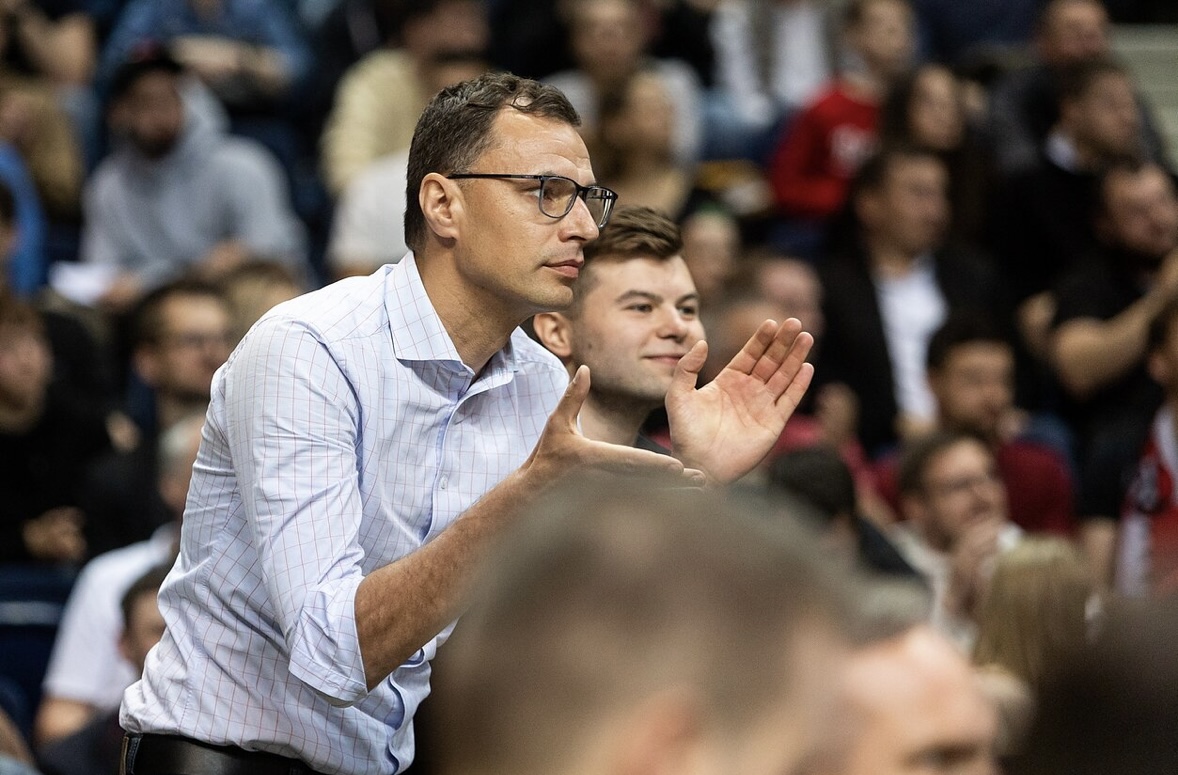 Darius Gudelis krepšinio rungtynėse tarp žiūrovų