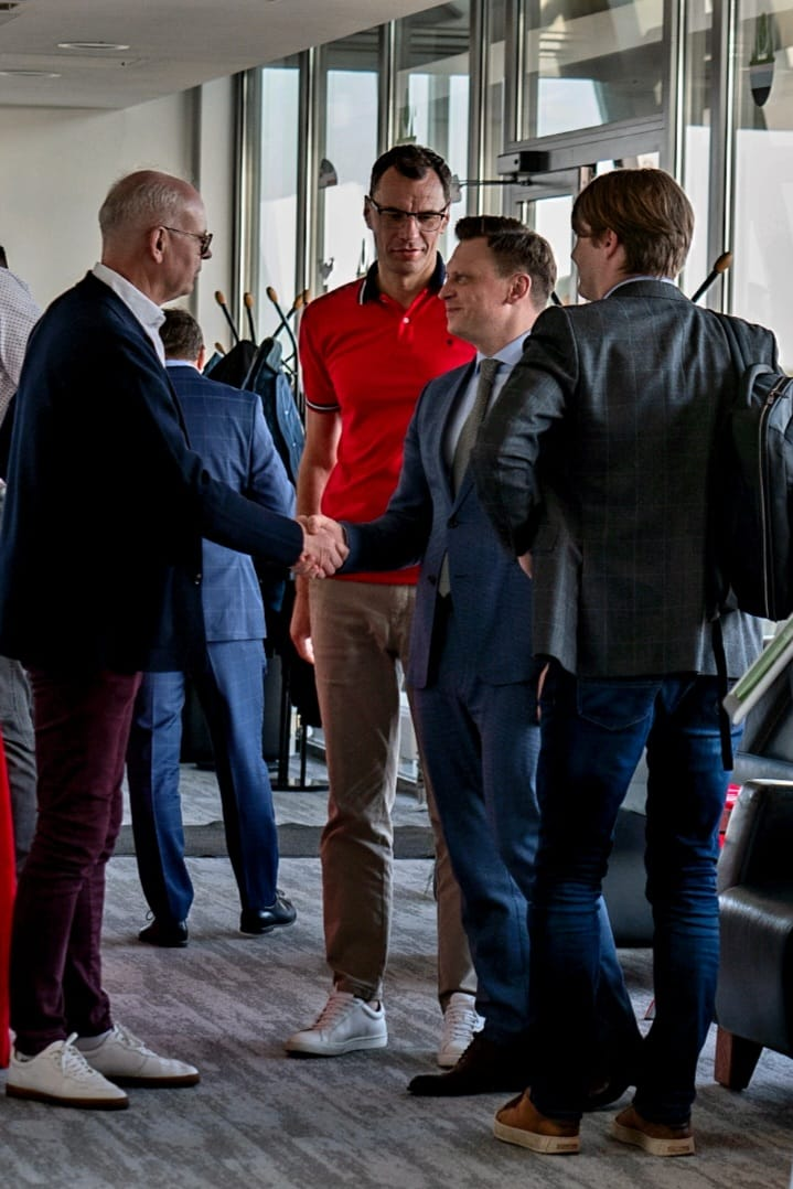 Darius Gudelis susirinkime spausis rankas su partneriais